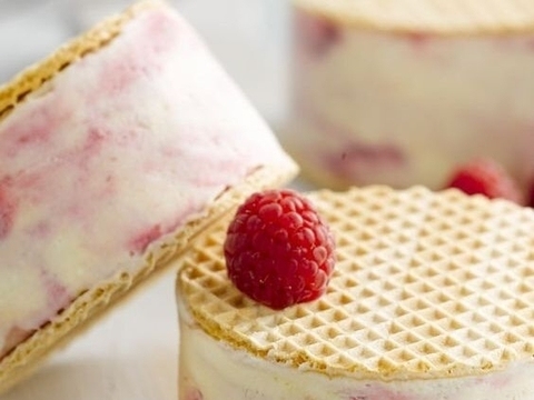 ijswafel met framboos